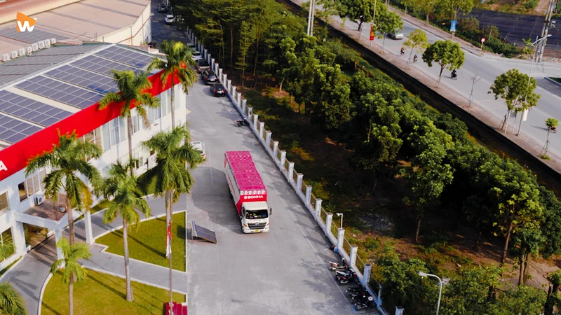 Chi nhánh Thanh Hóa Media WinWin quay chụp nhà máy - đường nội bộ nhà máy nhìn từ trên cao, xe tải đang vào hàng